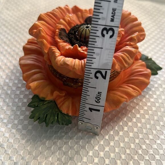 Vintage resin Poppy hinged trinket box with gold trim EVC - Picture 9 of 9
